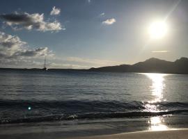 Duplex rénové les pieds dans l'eau, hotel in Calvi