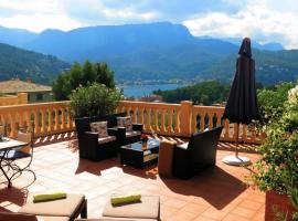 Apartamento en el Puerto de Sóller con gran terraza privada y vistas al mar. Piscina comunitaria. Localizado en un zona tranquila y muy soleada. Wifi gratis disponible. Parking.