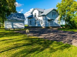 Villa Kuus Sõlme - Sea View Holiday Home, Hotel mit Whirlpools in Kuressaare