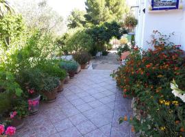 Villa Paradise Private pool and garden in a natural park for 9, feriebolig i Aduanas
