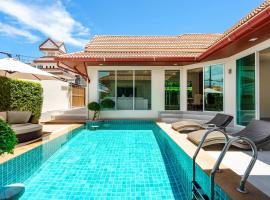 Luxury Pool Villa A14 3BR 6-8 Persons, luxe hotel in Nong Prue