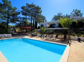 Casa Palmeiras Luxury Tranquil area BBQ Large Pool, hotel i Carvoeiro