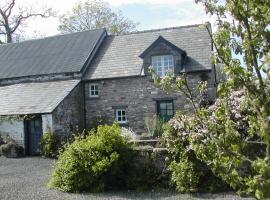 Alltybrain Farm Cottages and Farmhouse B&B, holiday home in Brecon