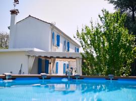 Cà del Mar rustico a Jesolo con giardino e piscina privati ad uso esclusivo #, parkolóval rendelkező hotel Jesolóban