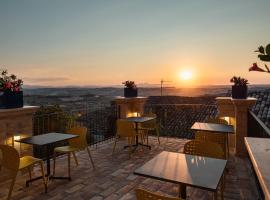 OGNISSANTI GuestHouse & Suites, guest house in Fermo