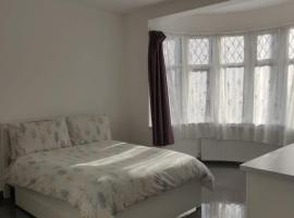 Stunning Double Room in Harrow Wembley - Khoob House, kuća za odmor ili apartman u Londonu