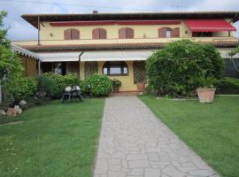La Casa Gialla – hotel dla rodzin w mieście Montignoso