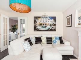 Inspiring Home Near The Centre of Leeds, holiday home in Leeds