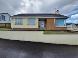 HOMELY YELLOW BUNGALOW -Articlave-near Castlerock, vila v destinaci Castlerock