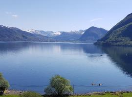 Irenegarden - Fjord view holiday home, hotel with parking in Lauvstad