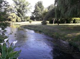 LES ENFANTS DU MOULIN、Saint-Léger-sur-Bresleの駐車場付きホテル