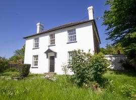 4 bed family house with aga, family hotel in Battle