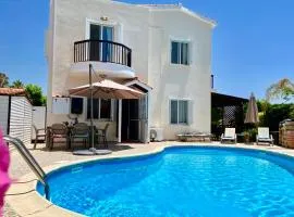 VILLA ALICIA with priv pool, beautiful garden and shady veranda- 5 min to the beach