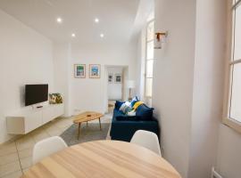 Old Town Antibes Apartment، فندق بالقرب من Albert Camus Multi Media Library Antibes، أنتيب