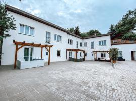 Chaty a Apartmány Hracholusky Kemp Kosatka, beach hotel in Pňovany