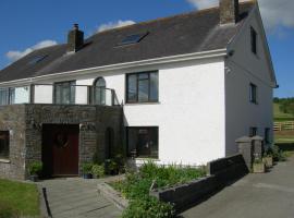 Alltyfyrddin Farm Guest House at The Merlin's Hill Centre: Carmarthen şehrinde bir otel