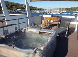 House boat - Floating House Water Lily, hotel in Pula