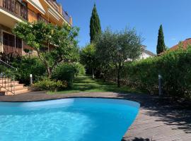 Villa Pineland, hotel con piscina a Borghetto Santo Spirito