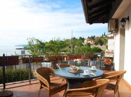 Apartment Gašparac - 30 meters from the beach, hotel i Ika
