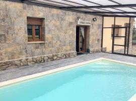 Villa Encinas Piscina Climatizada – hotel z parkingiem w mieście Ituero y Lama