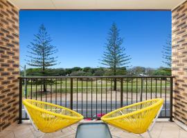 Surfside Apartment 11 by Kingscliff Accommodation, hotel in Kingscliff