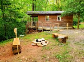 Lil' Log at Hearthstone Cabins and Camping - Pet Friendly, hotell sihtkohas Helen