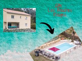 Gite LES BOUCHES ROUGES avec piscine privée, casa en Vesseaux