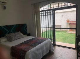 Casa Nova! PRIVATE BATHROOM AND ROOM – hotel w mieście Cancún