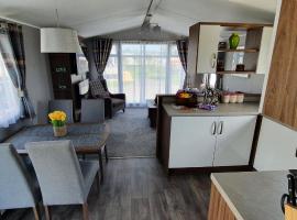 RJ Luxury Caravan Hire With Hot Tub, loc de glamping din Tattershall