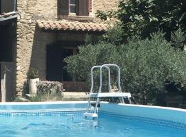 Mas dans la campagne pour loisirs et télétravail, hôtel avec piscine à Sarrians