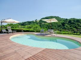 Holiday Home Urbino with Pool & BBQ, hotel v destinaci Urbino