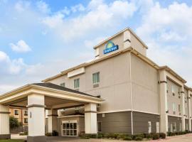 Days Inn & Suites by Wyndham Mineral Wells, хотел в Mineral Wells