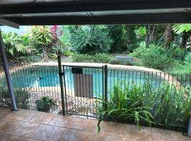 Royal Palm Cottage, Entire two bedroom 2 bathroom house with Pool, hotel Mission Beachben