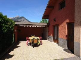 Maison mitoyenne avec terrasse, hotel in Villar-Saint-Pancrace