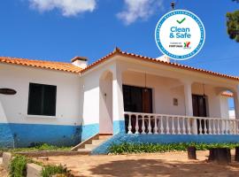OurMadeira - Villa Mary, informal, close to the beach, hotel with parking in Porto Santo
