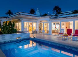 Relaxing villa with heated pool and luxurious views, rumah liburan di Santa Úrsula