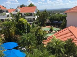 Haven on Noosa Hill - sunset views, pools, spa, хотел близо до Laguna Lookout, Нуса Хедс