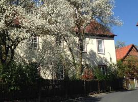 Liebevolles, altes Schulhaus im Vintage Stil, hotel in Wartmannsroth