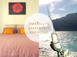 Amarillys Apartment and Rooms in CasaClima (climate certification), хотел в Наго-Торболе