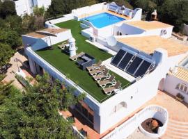 Villa on the Beach by GalanteVasques, hotel v destinaci Carvoeiro