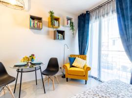 Light House - Seafront cosy studio with library, Hotel in Paphos