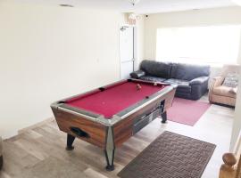 1950s Charm In The Heart Of Waterbury, homestay in Waterbury