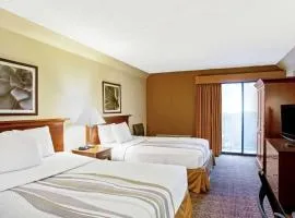 La Quinta by Wyndham Stamford / New York City