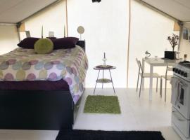 Vines and Puppies Glamping Hideaway, glamping em Jade City