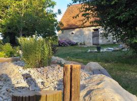 La BerryCurienne proche du Zoo de Beauval Saint-Aignan avec SDB, WC ET SPA PRIVATIF pour chaque chambre, hotel in Luçay-le-Mâle
