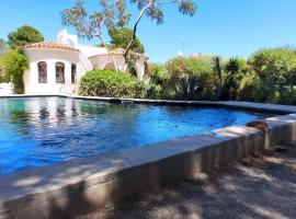 Villa Dos Calas - Bonita Villa de estilo rustico y piscina de agua salada, hotell i L'Ametlla de Mar