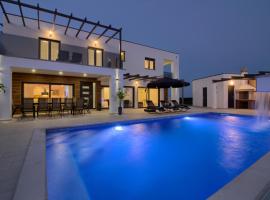 New luxury Villa with extra heated pool with hydromassage, biliard near town center, feriebolig i Marčana