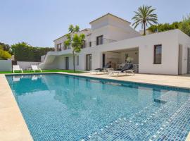 Casas Playas Villa Sleeps 6 with Pool Air Con and Free WiFi, hotel sa Casas Playas