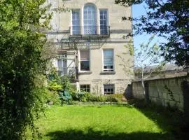 Central Georgian Garden Flat with Free Parking