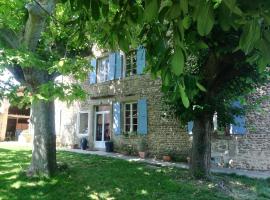 STUDIO INDEPENDANT ET TINY HOUSE DANS FERME 18ème, tiny house in Saint-Michel-sur-Savasse